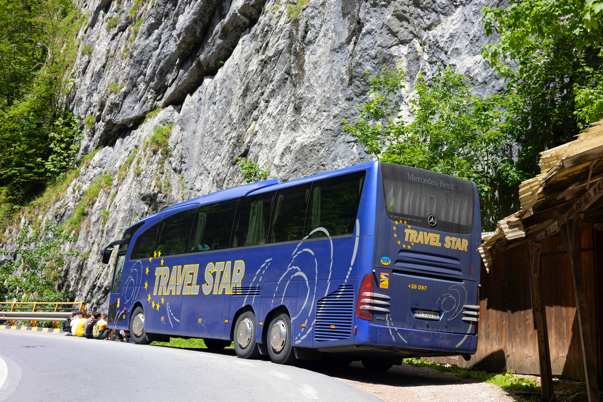 Автобус Travel Star у горах